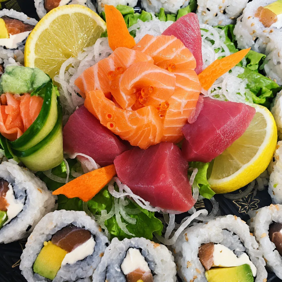 Plateau de sashimis : rose de saumon, thon, citron, californias.