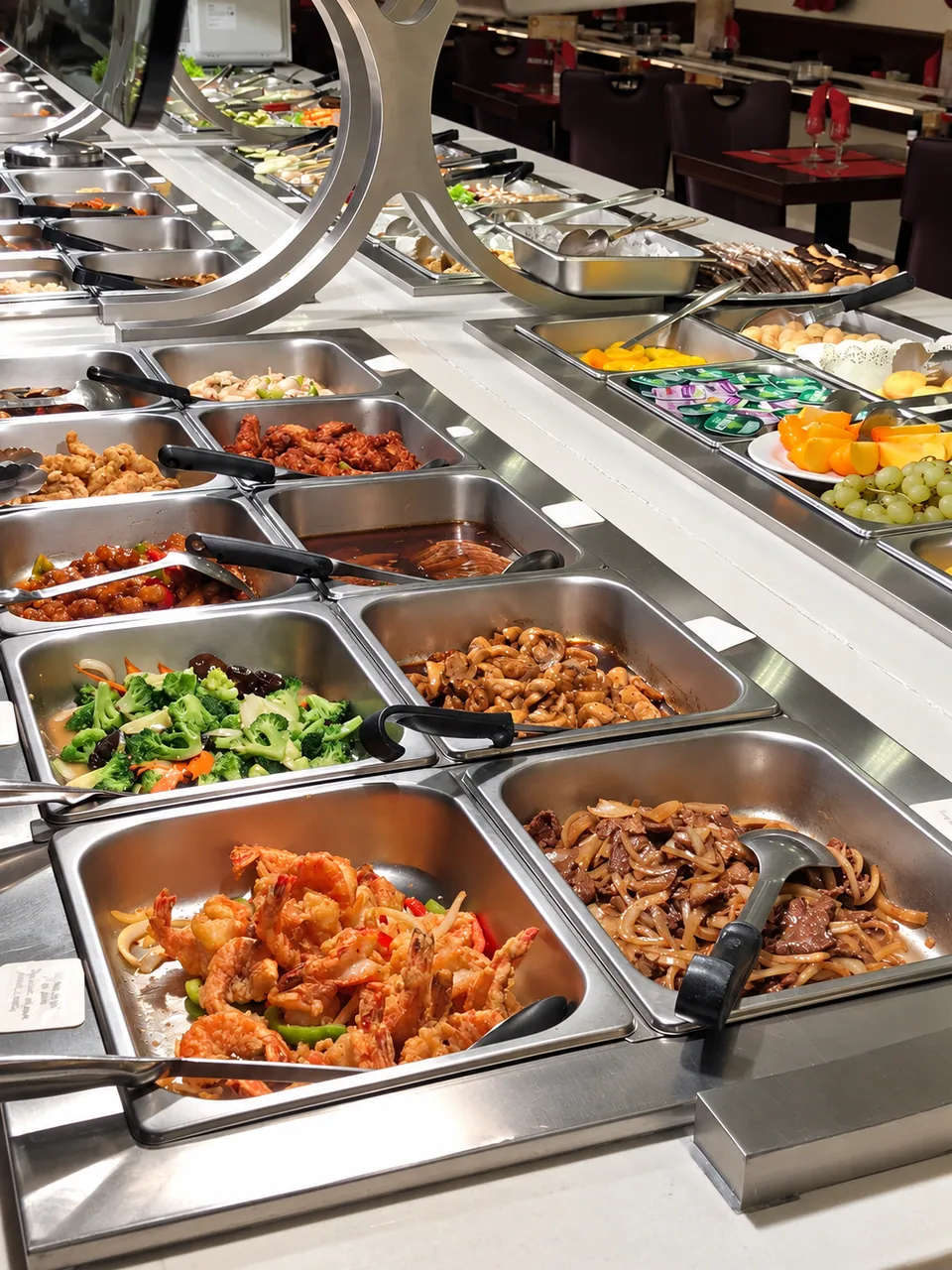Bacs de plats chauds au buffet : brocolis, bœuf, poulet.